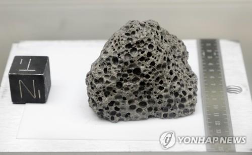 태양계 로제타석 월석·토양 샘플 봉인 50년 만에 해제4.jpg